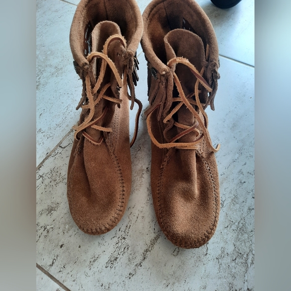 Minnetonka Double Fringe Tramper suede leather Boots - Picture 2 of 4